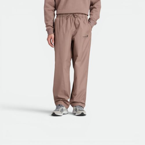 Pantalon largo Linear Graphic Woven NEW BALANCE - EARTH SHADOW